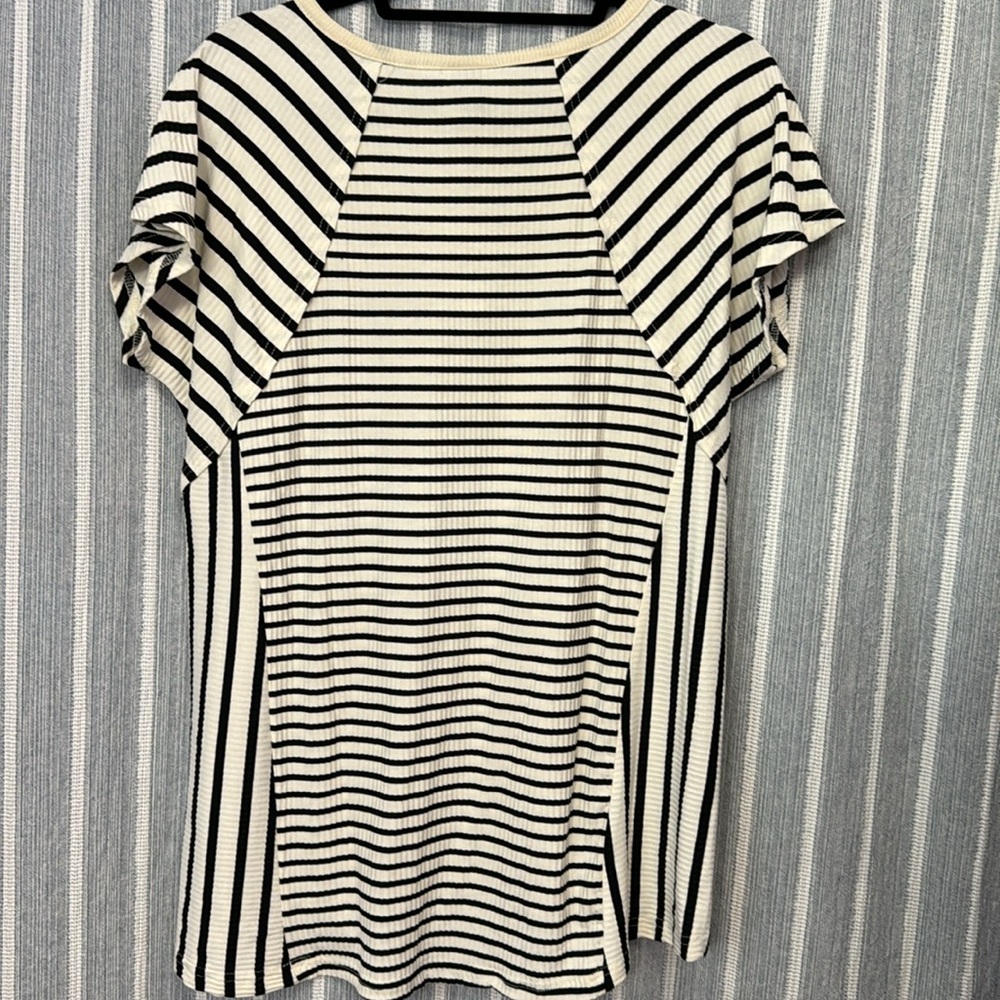 Ladies short sleeve top - Picture 2 of 3